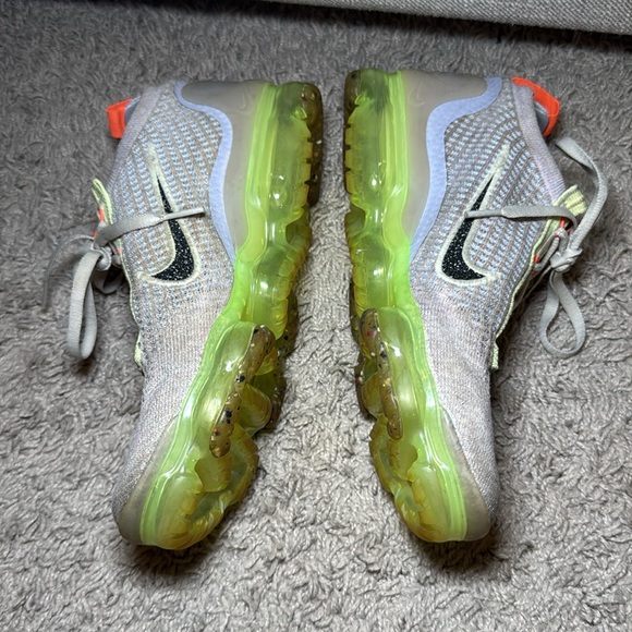 NIKE Women’s Air VaporMax Flyknit Sneakers 8 - Picture 3 of 9